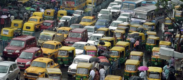 Indian commuters cross the road amid heavy rush hour traffic in Kolkata on July 31, 2015 Indian commuters cross the road amid heavy rush hour traffic in Kolkata on July 31, 2015 - Sputnik International