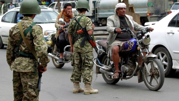 Yemeni soldiers, loyal to the Huthi Shiite militia, patrol vehicles in a street in the capital Sanaa, on May 25, 2015 Yemeni soldiers, loyal to the Huthi Shiite militia, patrol vehicles in a street in the capital Sanaa, on May 25, 2015 - Sputnik International