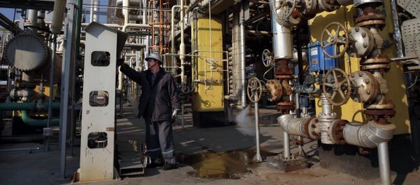 Tehran's oil refinery supervisor Jafar Jaleh Rafati, works at a unit of the refinery, south of the capital Tehran, Iran, Monday, Dec. 22, 2014 - Sputnik International