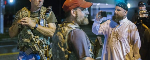 Members of the Oath Keepers walk with their personal weapons on the street during protests in Ferguson, Missouri August 11, 2015. Members of the Oath Keepers walk with their personal weapons on the street during protests in Ferguson, Missouri August 11, 2015. - Sputnik International