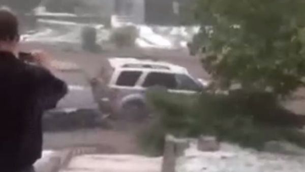 Floodwater sweeps away two cars in Colorado - Sputnik International