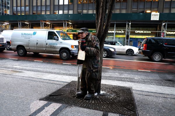 A homeless man begs for donations outside a subway station in New York on February 4, 2015 - Sputnik International