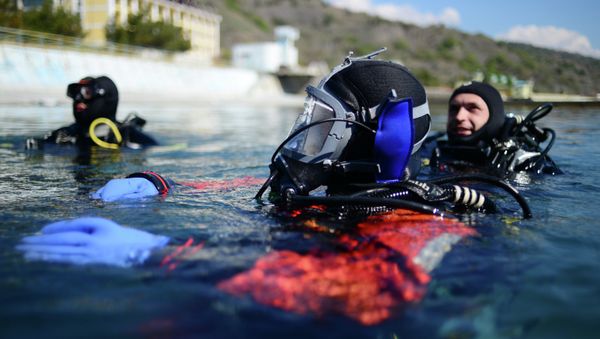 Emergencies Ministry divers inspect shoreline of Alushta city Emergencies Ministry divers inspect shoreline of Alushta city - Sputnik International