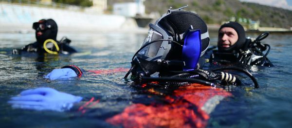 Emergencies Ministry divers inspect shoreline of Alushta city Emergencies Ministry divers inspect shoreline of Alushta city - Sputnik International