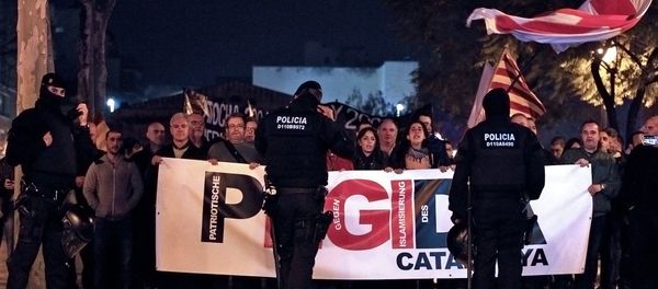 Policemen stand in front of supporters of the anti-Islam group 'Pegida' (Patriotic Europeans Against The Islamization Of The West) during a demonstration in L' Hospitalet del Llobregat on March 11, 2015 - Sputnik International