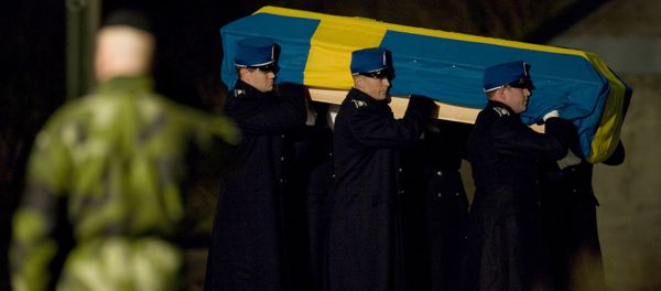 Six Swedish soldiers carry the coffin of Swedish soldier, Sargent Kenneth Wallin, from a Swedish Air Force Hercules aircraft upon arrival at Arna airport in Uppsala on October 19, 2010 Six Swedish soldiers carry the coffin of Swedish soldier, Sargent Kenneth Wallin, from a Swedish Air Force Hercules aircraft upon arrival at Arna airport in Uppsala on October 19, 2010 - Sputnik International