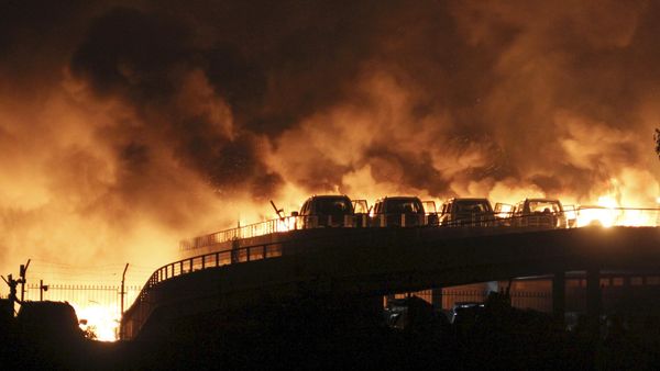 Vehicles are seen burning after blasts at Binhai new district in Tianjin municipality, China, August 13, 2015 - Sputnik International