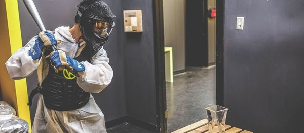 A customer prepares to swing a baseball bat at a vase in the Rage Room at Battle Sports in Toronto, Canada. - Sputnik International