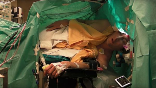 Slovenian opera singer Ambrož Bajec-Lapajne sang Franz Schubert while undergoing an awake craniotomy to remove a brain tumor. - Sputnik International