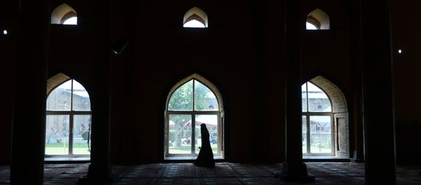 A Kashmiri Muslim woman walks after praying inside the grand mosque Jamia Masjid during Ramadan in downtown Srinagar on June 25, 2015. File photo A Kashmiri Muslim woman walks after praying inside the grand mosque Jamia Masjid during Ramadan in downtown Srinagar on June 25, 2015. File photo - Sputnik International