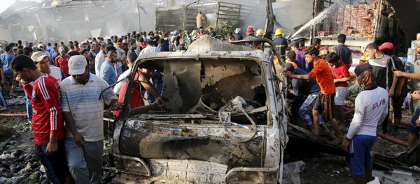 Residents gather at the site of a truck bomb attack at a crowded market in Baghdad ,August 13,2015 - Sputnik International