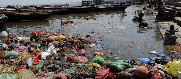 Indian scavengers look for coins and other valuable items from among the offerings of devotees in the Ganges at Varanasi Indian scavengers look for coins and other valuable items from among the offerings of devotees in the Ganges at Varanasi - Sputnik International