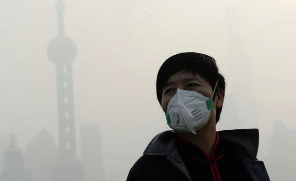 A man wearing a mask amid heavy smog on the Bund in Shanghai as local meteorological department issued a yellow alert for smog - Sputnik International
