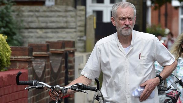 British Labour Party politician Jeremy Corbyn arrives for a community meeting in north London August 9, 2015 British Labour Party politician Jeremy Corbyn arrives for a community meeting in north London August 9, 2015 - Sputnik International