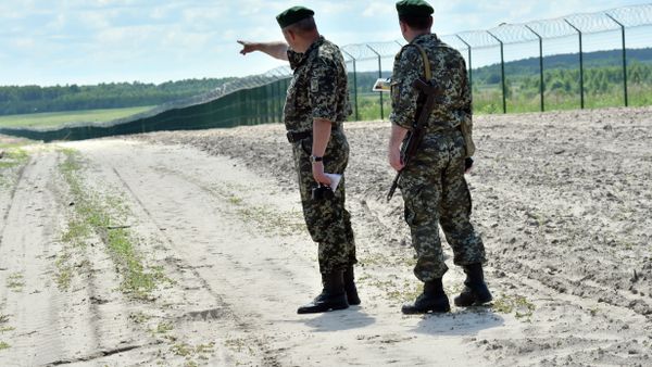 Ukrainian border guards patrol on July 2, 2015 along the barbed wire fence on the Senkivka border post, around 200 kilometres (125 miles) north of the Ukrainian capital Kiev. Ukrainian border guards patrol on July 2, 2015 along the barbed wire fence on the Senkivka border post, around 200 kilometres (125 miles) north of the Ukrainian capital Kiev. - Sputnik International