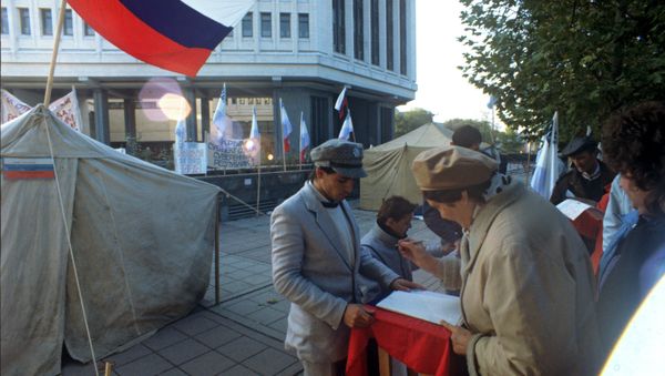 Activists of the Crimean Republican Movement collecting signatures for holding a referendum on the peninsula’s independence Activists of the Crimean Republican Movement collecting signatures for holding a referendum on the peninsula’s independence - Sputnik International