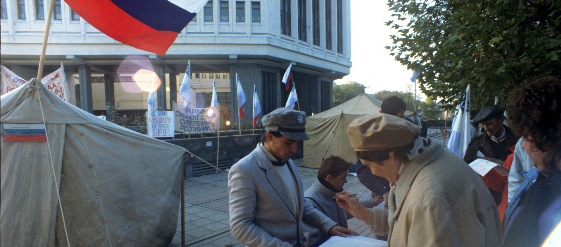 Activists of the Crimean Republican Movement collecting signatures for holding a referendum on the peninsula’s independence Activists of the Crimean Republican Movement collecting signatures for holding a referendum on the peninsula’s independence - Sputnik International, 1920, 13.08.2015