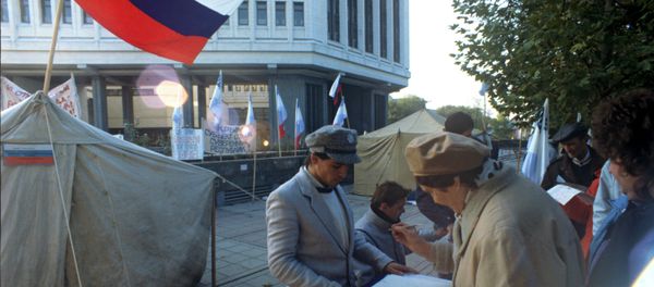 Activists of the Crimean Republican Movement collecting signatures for holding a referendum on the peninsula’s independence Activists of the Crimean Republican Movement collecting signatures for holding a referendum on the peninsula’s independence - Sputnik International