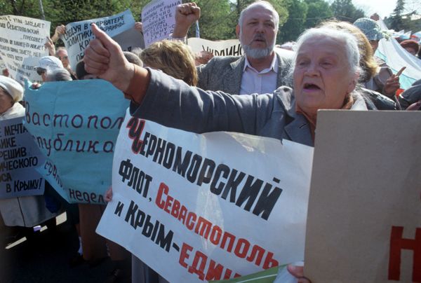 A woman with a banner saying “Black Sea Fleet, Sevastopol and Crimea are a unified whole” 1992 A woman with a banner saying “Black Sea Fleet, Sevastopol and Crimea are a unified whole” 1992 - Sputnik International