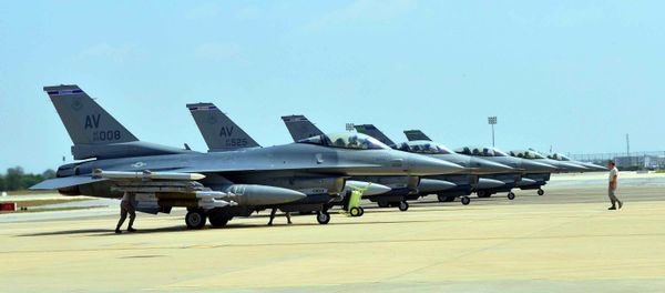 Six US Air Force F-16 Fighting Falcons from Aviano Air Base, Italy, are seen at Incirlik Air Base, Turkey, after being deployed, in this U.S. Air Force handout picture taken August 9, 2015 Six US Air Force F-16 Fighting Falcons from Aviano Air Base, Italy, are seen at Incirlik Air Base, Turkey, after being deployed, in this U.S. Air Force handout picture taken August 9, 2015 - Sputnik International