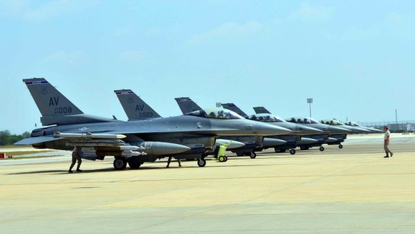 Six US Air Force F-16 Fighting Falcons from Aviano Air Base, Italy, are seen at Incirlik Air Base, Turkey, after being deployed, in this U.S. Air Force handout picture taken August 9, 2015 Six US Air Force F-16 Fighting Falcons from Aviano Air Base, Italy, are seen at Incirlik Air Base, Turkey, after being deployed, in this U.S. Air Force handout picture taken August 9, 2015 - Sputnik International