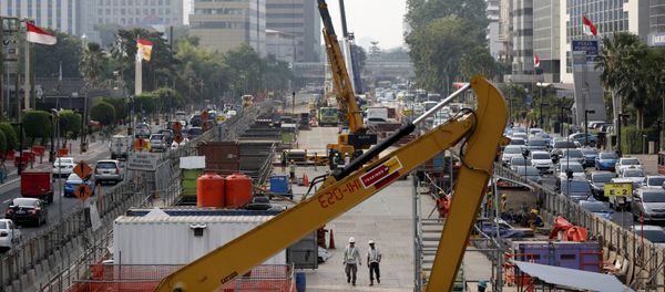 Workers using heavy machinery are seen constructing the new MRT line in central Jakarta, Indonesia July 2, 2015 - Sputnik International