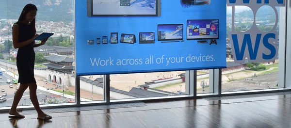 A woman walks past a billboard for Windows 10, the latest operating system from US software giant Microsoft, during a launch event in Seoul on July 29, 2015 A woman walks past a billboard for Windows 10, the latest operating system from US software giant Microsoft, during a launch event in Seoul on July 29, 2015 - Sputnik International