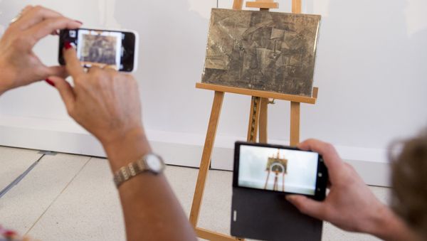 People photograph a Pablo Picasso painting, La Coiffeusse, or The Hairdresser, during a repatriation ceremony at the French Embassy in Washington, DC, August 13, 2015 - Sputnik International