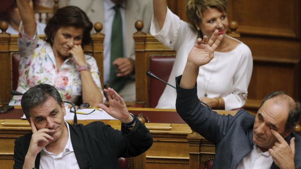 Greek Economy Minister Giorgos Stathakis (R) and Finance Minister Euclid Tsakalotos (L) attend a parliamentary session in Athens, Greece, early August 14, 2015 - Sputnik International