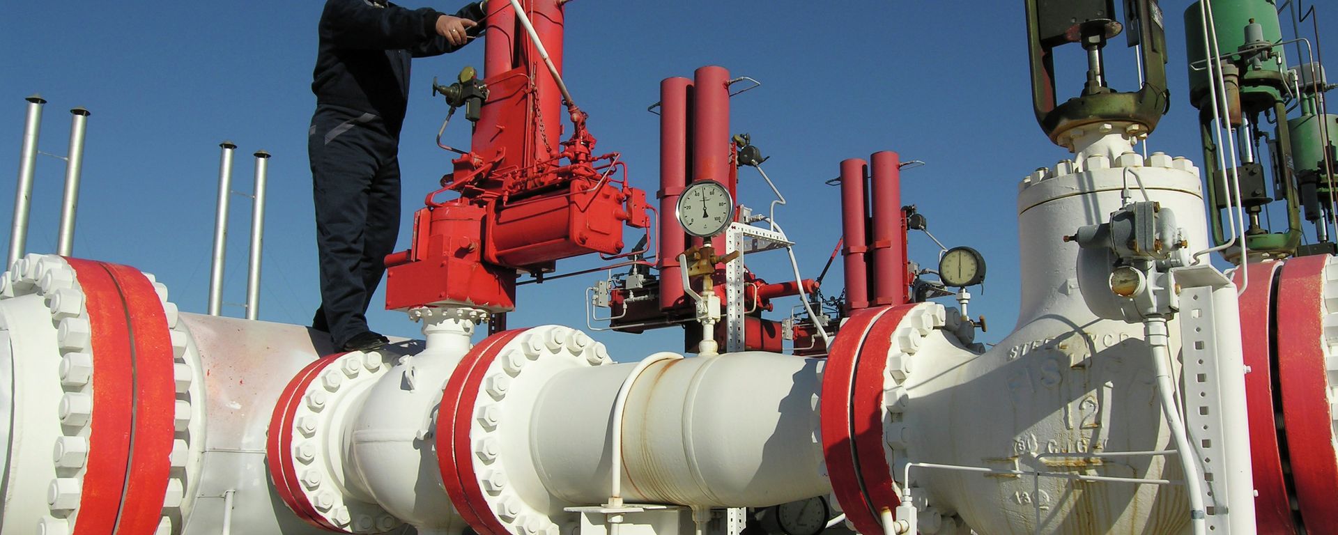 Gas pipeline worker checks the valves at the Yapracik installations of Turkey's state-run BOTAS gas company on the outskirts of Ankara Gas pipeline worker checks the valves at the Yapracik installations of Turkey's state-run BOTAS gas company on the outskirts of Ankara - Sputnik International, 1920, 07.10.2021