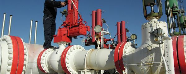 Gas pipeline worker checks the valves at the Yapracik installations of Turkey's state-run BOTAS gas company on the outskirts of Ankara Gas pipeline worker checks the valves at the Yapracik installations of Turkey's state-run BOTAS gas company on the outskirts of Ankara - Sputnik International