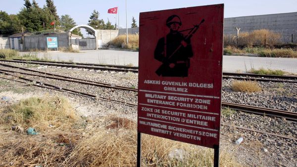 A Turkish military warning sign, with the closed Karkamis border gate in the background, is pictured in Karkamis, bordering with the Islamic State-held Syrian town of Jarablus, in Gaziantep province, Turkey A Turkish military warning sign, with the closed Karkamis border gate in the background, is pictured in Karkamis, bordering with the Islamic State-held Syrian town of Jarablus, in Gaziantep province, Turkey - Sputnik International