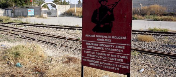 A Turkish military warning sign, with the closed Karkamis border gate in the background, is pictured in Karkamis, bordering with the Islamic State-held Syrian town of Jarablus, in Gaziantep province, Turkey A Turkish military warning sign, with the closed Karkamis border gate in the background, is pictured in Karkamis, bordering with the Islamic State-held Syrian town of Jarablus, in Gaziantep province, Turkey - Sputnik International