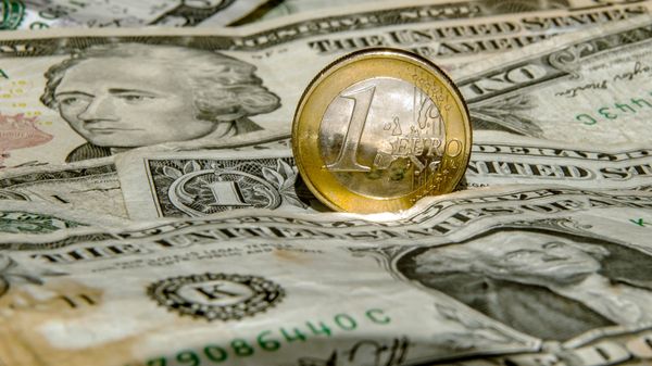 A one euro coin is pictured on one US dollar notes - Sputnik International