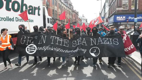 The activists of Britain's largest anti-fascist organizations, the Anti-Fascist Network (AFN) and Unite Against Fascism (UAF) have taken to the streets of Liverpool to oppose the so-called White Man March - Sputnik International