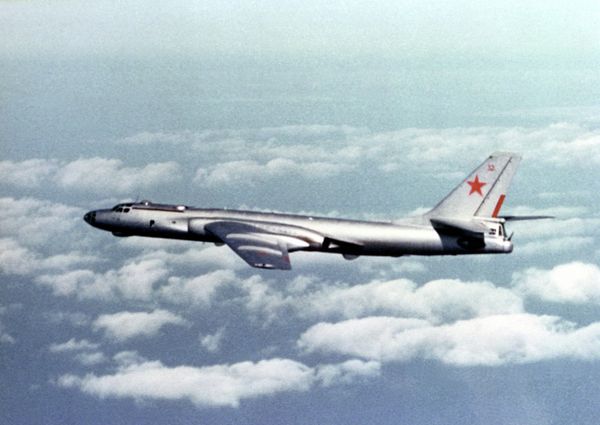 Air-to-air left side view of a Soviet TU-16 Badger E aircraft. - Sputnik International