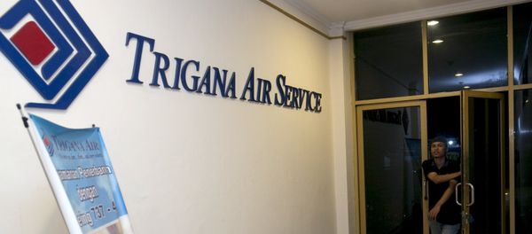 A man walks into the entrance of Trigana Air's office in Jakarta, Indonesia August 16, 2015 - Sputnik International