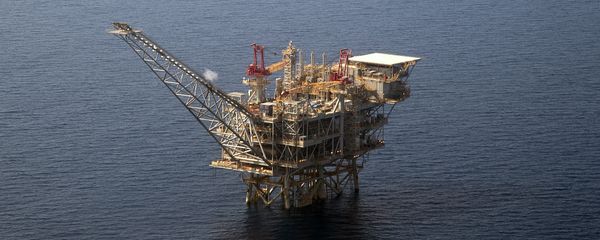 An aerial view taken on July 30, 2015 shows the Tamar Israeli gas-drill platform in the Mediterranean Sea off the coast of Israel - Sputnik International