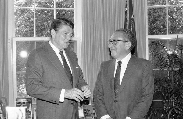 US President Ronald Reagan talks with former Secretary of State Henry Kissinger in the Oval Office of the White House, Tuesday, Sept. 25, 1984 in Washington.  - Sputnik International