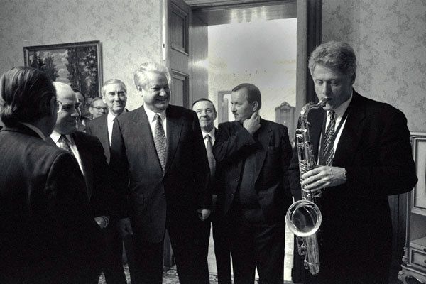 President Bill Clinton plays the saxophone presented to him by Russian President Boris Yeltsin at a private dinner hosted by President Yeltsin at Novoya Ogarova Dacha, Russia President Bill Clinton plays the saxophone presented to him by Russian President Boris Yeltsin at a private dinner hosted by President Yeltsin at Novoya Ogarova Dacha, Russia - Sputnik International