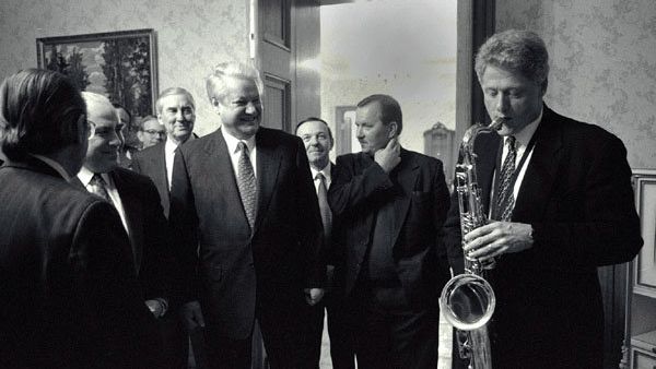 President Bill Clinton plays the saxophone presented to him by Russian President Boris Yeltsin at a private dinner hosted by President Yeltsin at Novoya Ogarova Dacha, Russia President Bill Clinton plays the saxophone presented to him by Russian President Boris Yeltsin at a private dinner hosted by President Yeltsin at Novoya Ogarova Dacha, Russia - Sputnik International
