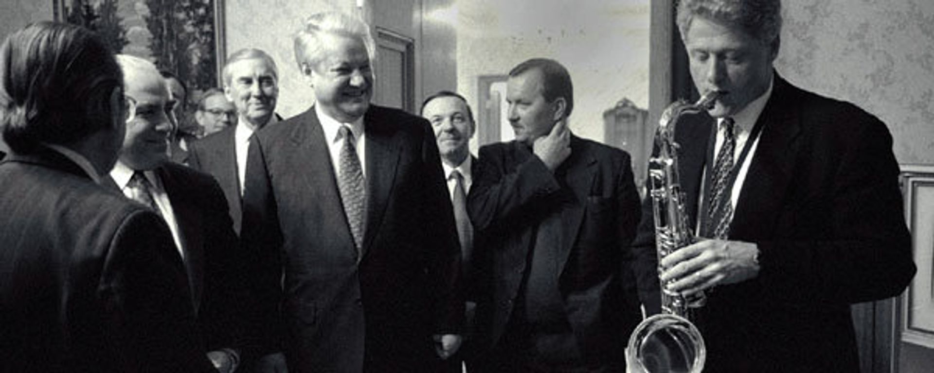 President Bill Clinton plays the saxophone presented to him by Russian President Boris Yeltsin at a private dinner hosted by President Yeltsin at Novoya Ogarova Dacha, Russia - Sputnik International, 1920, 19.03.2018