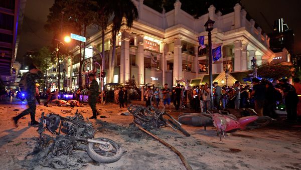 Thai soldiers inspect the scene after a bomb exploded - Sputnik International