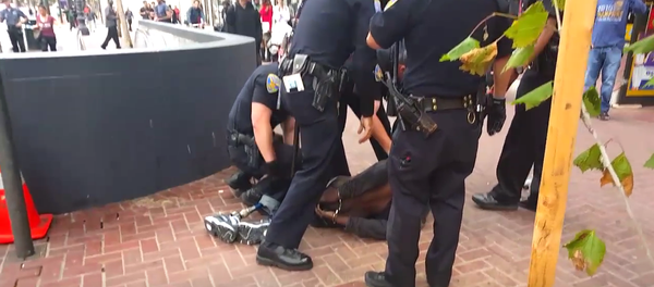 Fourteen San Francisco officers subdue a homeless man with one leg. Fourteen San Francisco officers subdue a homeless man with one leg. - Sputnik International