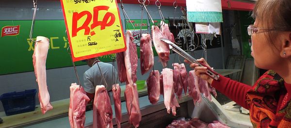 A customer selects the pieces of pork, supplied by Shuanghui, which controls China's largest meat-processing company, at a supermarket in Yichang, central China's Hubei province A customer selects the pieces of pork, supplied by Shuanghui, which controls China's largest meat-processing company, at a supermarket in Yichang, central China's Hubei province - Sputnik International