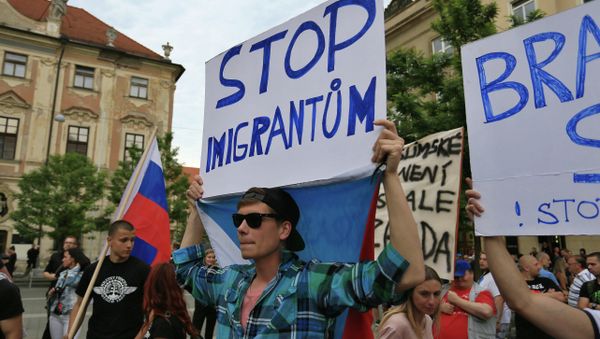 Anti-migrants protesters hold banners reading 'Stop Immigration' on June 26, 2015 in Brno, Czech Republic during an anti-Islam and immigration rally - Sputnik International