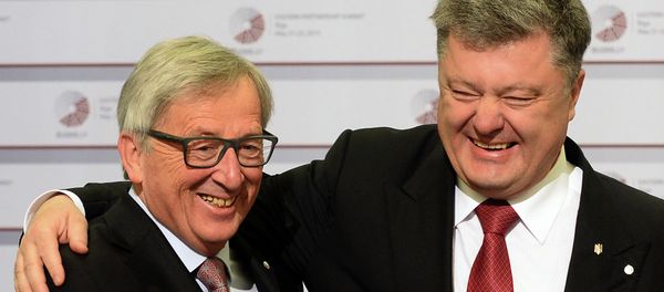 Ukrainian President Petro Poroshenko (L) is greeted by President of the European Commission Jean-Claude Juncker - Sputnik International