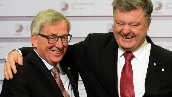 Ukrainian President Petro Poroshenko (L) is greeted by President of the European Commission Jean-Claude Juncker - Sputnik International