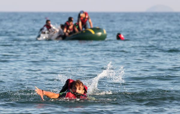 Migrants and refugees, one of them swims, arrive after crossing from Turkey, at the southeastern island of Kos, Greece, Monday, Aug. 17, 2015 Migrants and refugees, one of them swims, arrive after crossing from Turkey, at the southeastern island of Kos, Greece, Monday, Aug. 17, 2015 - Sputnik International