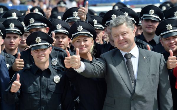 Ukrainian President Petro Poroshenko gives the thumbs up as he poses with newly graduated police officers during an official ceremony in Kiev, on July 4, 2015 - Sputnik International